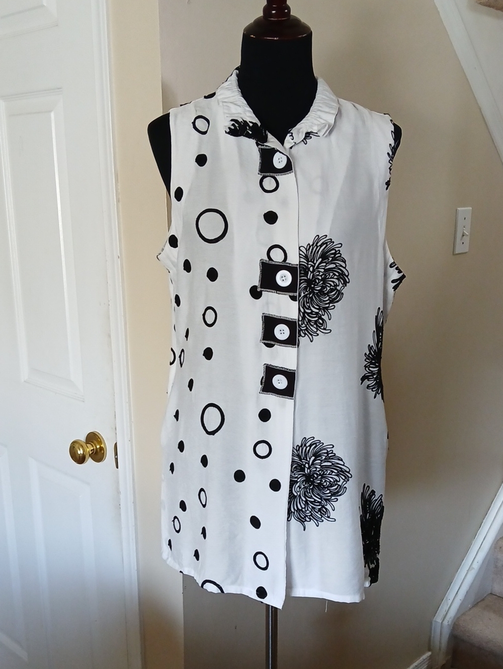 Sleeveless Black & White Button-Front Patterned Blouse